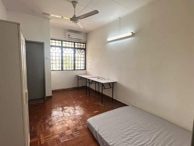 Middle room with sharing bathroom nearby one utama near lrt 3