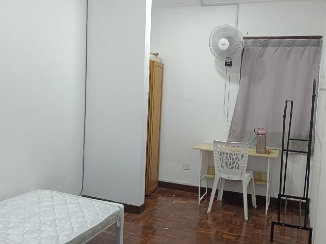 Middle Room with 5 Min walk to MRT at Taman Mutiara Barat, Cheras