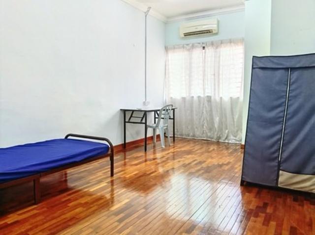 Middle Room Zero Deposit Weekly Cleaning @ BU6!