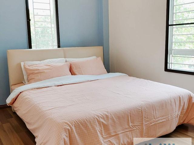 Middle Room A/C Hot Bath, near Olive Hill, UPM MRT. Bayan Villa