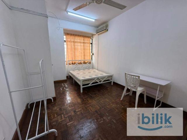 ️ Middle Room | Aircond + WiFi | Easy Access ✅