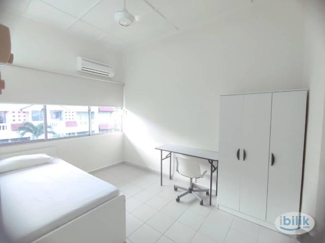 Middle Room at TTDI KIARA GREEN TOWNHOUSE, Kuala Lumpur