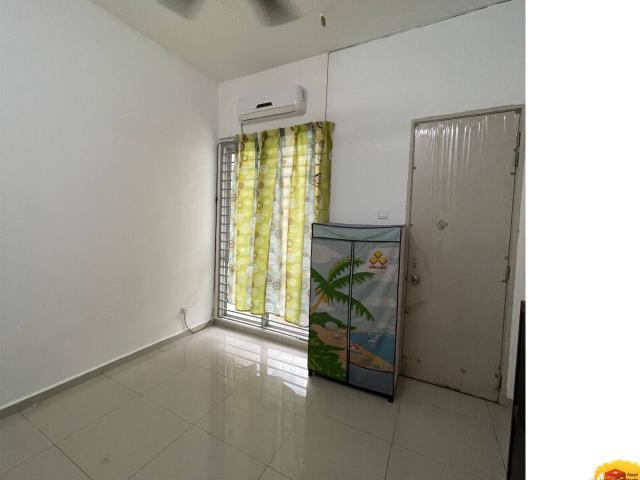 Middle Room at Bandar Botanic, Klang