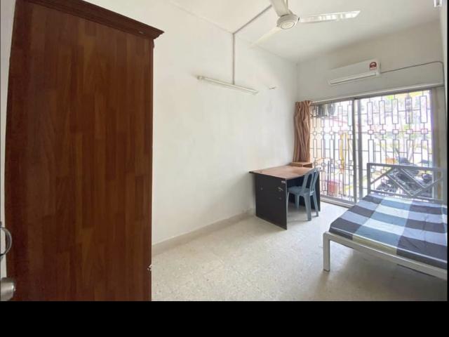 Middle Room at Bandar Utama, Petaling Jaya