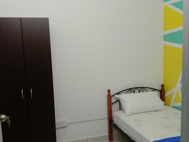 Middle Room at Blok B, Mentari Court 1, Bandar Sunway
