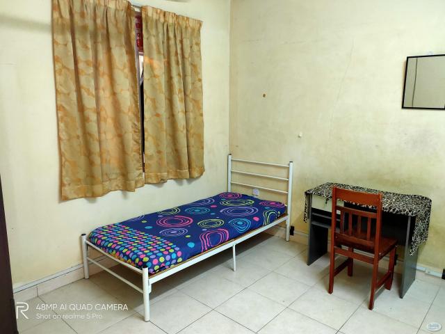 Middle Room at Cyberia SmartHomes, Cyberjaya Furnished NONsharing Airconditioned