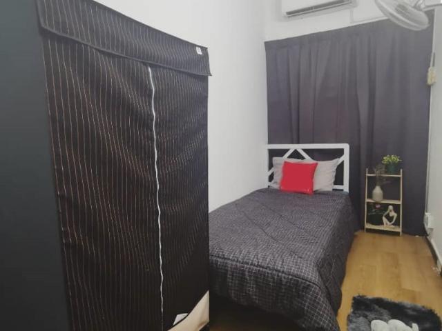 Middle Room at Damansara Kim, Damansara Utama with 12Mins to Starling Mall / KPJ Damansara / TTDI