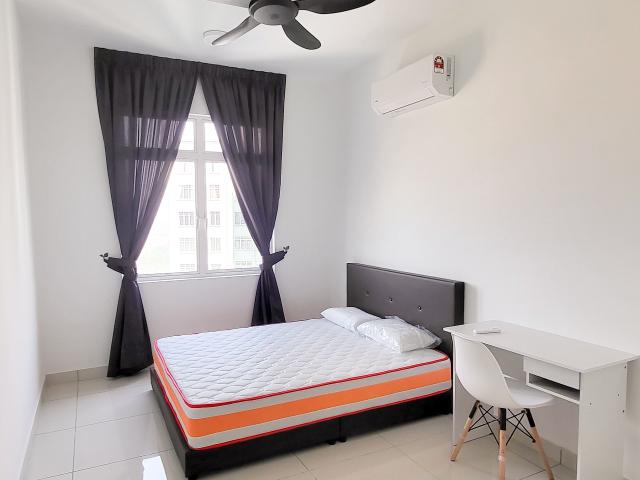 Middle Room at Paraiso Residence, Bukit Jalil, next to Pavilion, LRT Kinrara, Awan Besar, The Park 2, LDP Puchong