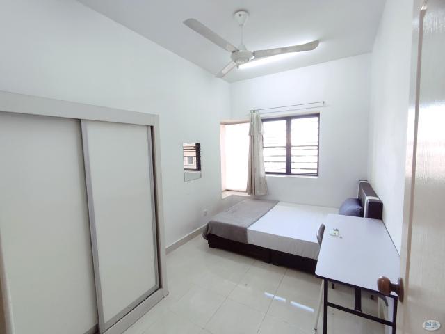 Middle Room at Pelangi Utama, Bandar Utama