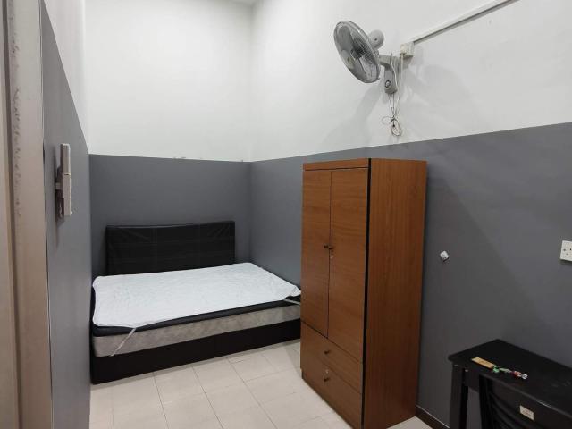 Middle Room at Puri Aiyu, Shah Alam Mix Gender House
