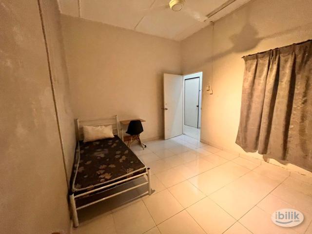 Middle Room at Section 17, Petaling Jaya