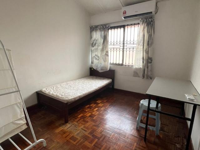 Middle Room at SS26 Petaling Jaya, Selangor