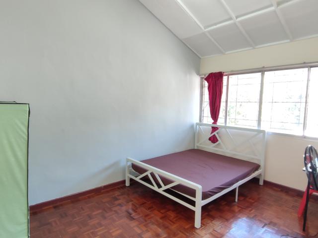 Middle Room at SS20 walk distance Damansara Kim landed house opposite Glomac Damansara, TM One, Oval DAMANSARA