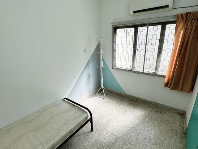 Middle room at ss2 1 month deposit only near to ss 2 square, mcd ss 2, ldp highway, food street ss2,3 damansara