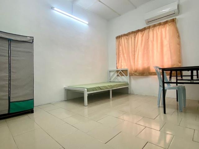 Middle Room at SS2 Near to Chow Yang, Atria Mall, LRT Taman Bahagia, 3 Damansara, SS2 Square