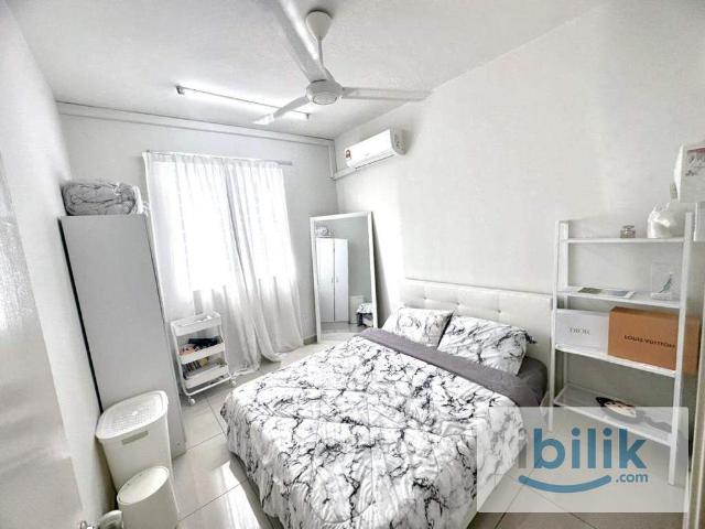 Middle Room attached with 1 Carpark and share bathroom