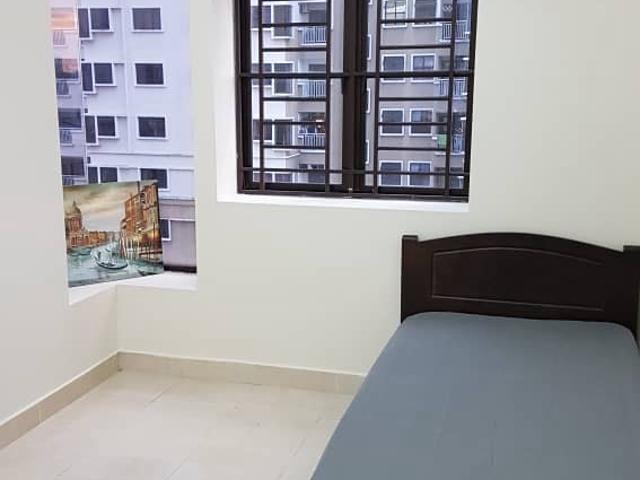 MIDDLE ROOM AVAILABLE