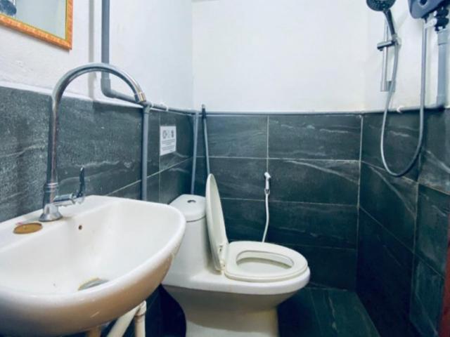 Middle room available at uptown
