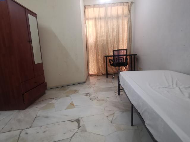 Middle room available for Employed or student