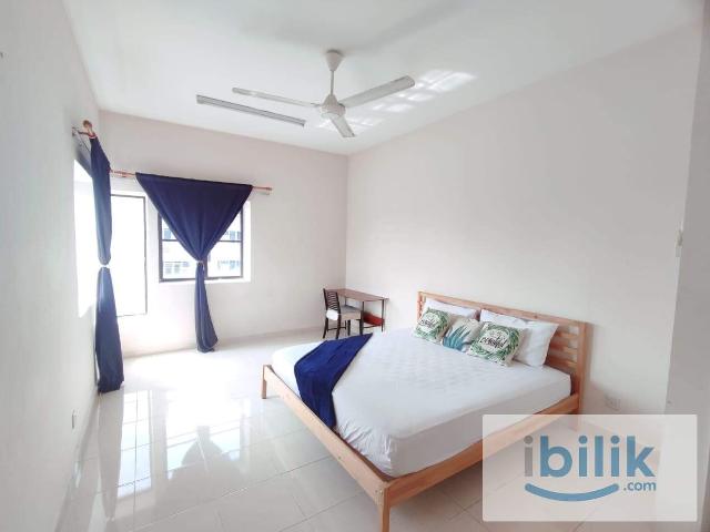 Middle room available for rent at Pelangi utama Condo