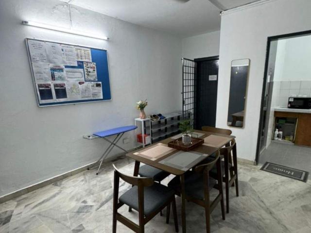 Middle Room, De Tropicana, Kuchai Lama [MALE UNIT, Walking Distance to MRT, NSK, 2 Stops to TRX]