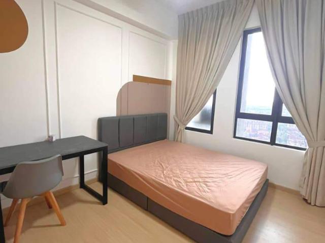 Middle room | door step mrt