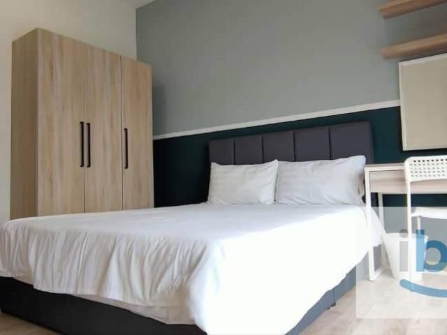 Middle room @ Emporis, 5mins walk to EmHub, Doorstep to Jaya Grocer/Ninso/Coffee shop, 8mins to Sunway Nexis/Giza