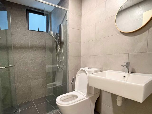 Middle room female meta residence seri kembangan