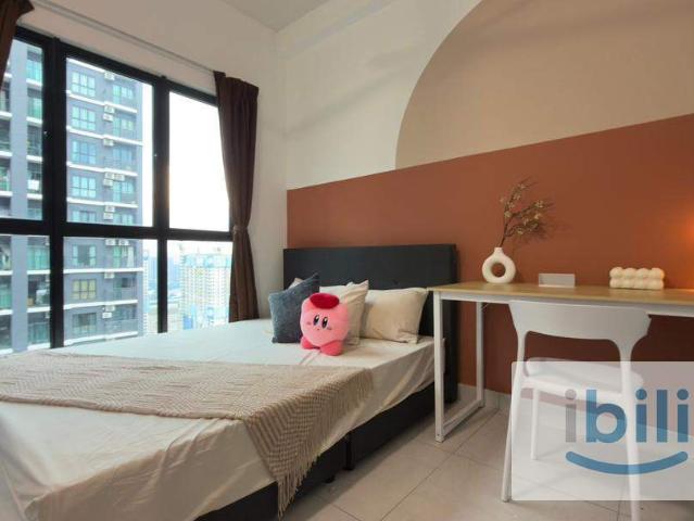 Middle Room Female Unit @ Majestic Maxim MRT Connaught