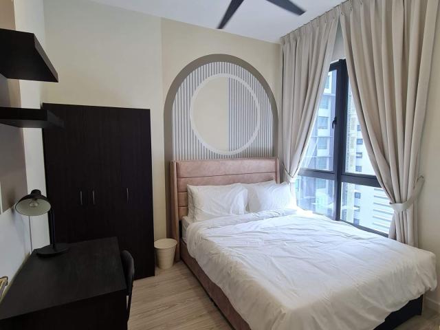 Middle Room For Female I Free Utilities I Ready To Move In I 5 Minutes To MRT at Meta Residence, Seri Kembangan