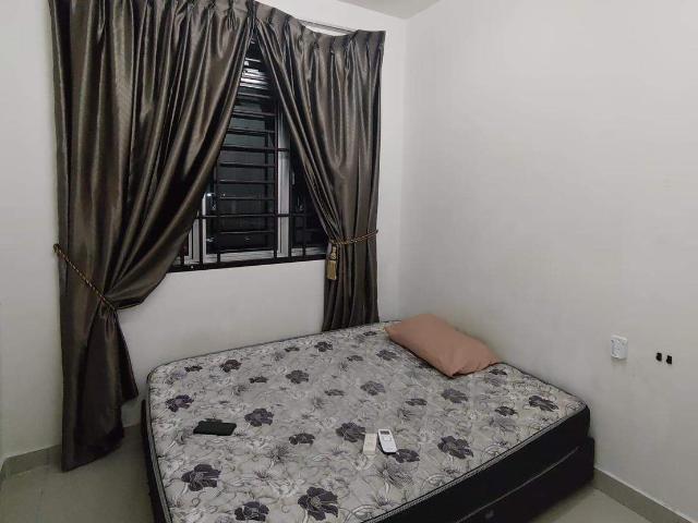 Middle room for single male 5 mins to ciq tuas in gelang patah, johor