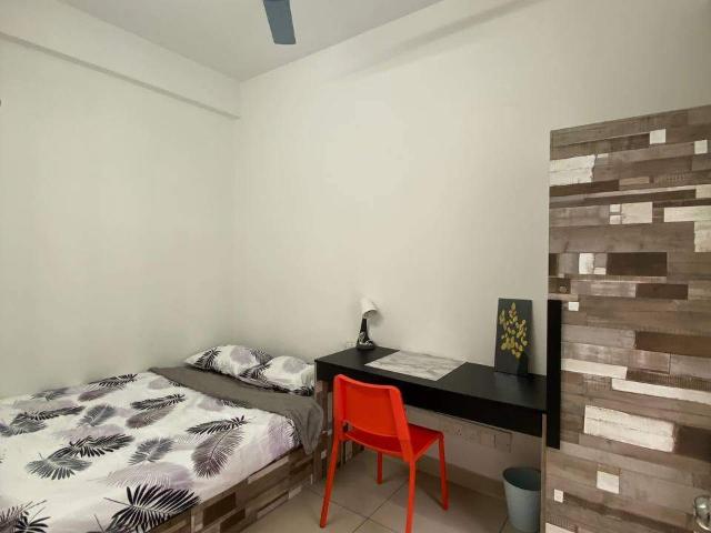 Middle Room for Rent @ Utropolis Glenmarie