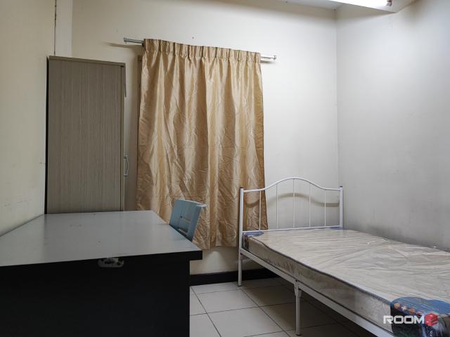 Middle room for rent at cova villa, kota damansara