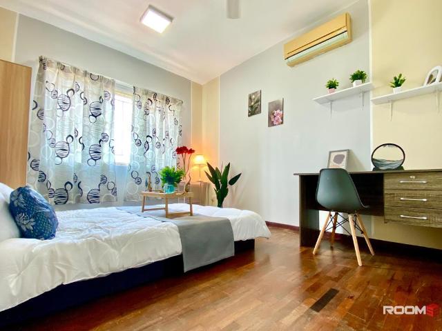 Middle room for rent at Green Avenue