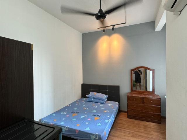 Middle Room For Rent At Impian Meridian