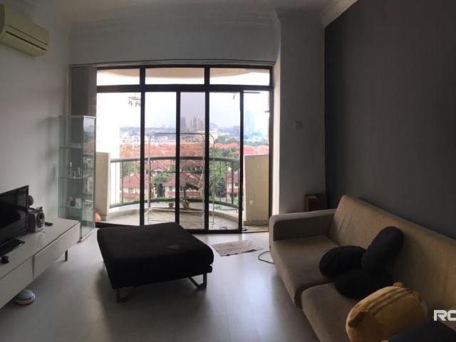 Middle room for rent at Mutiara Oriental Condominium prefer female