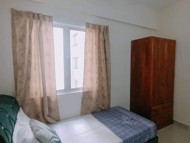 Middle room for rent at Pelangi utama