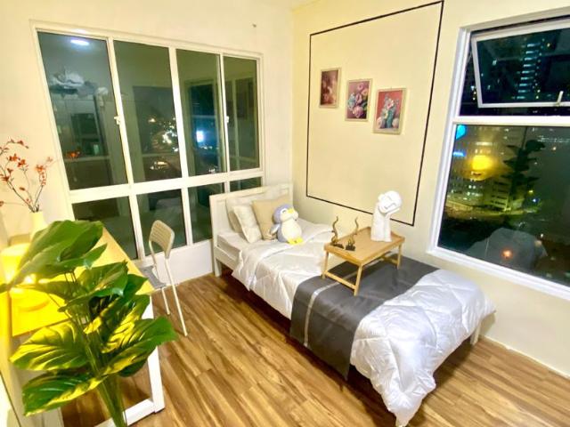 Middle room for rent at prefer female @ Kelana Puteri Condo