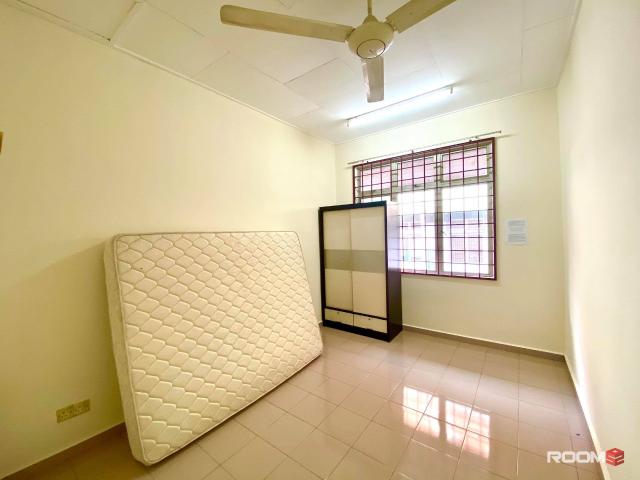 Middle room for rent at Seremban prefer female, Bukit Chedang {Free Utility} KTM, Palm Mall, KPJ Area, Landmark