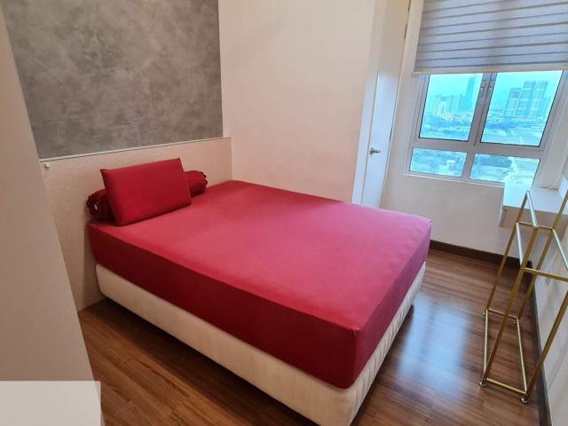 Middle Room For Rent Immediately Move In Available  Direct to Owner
