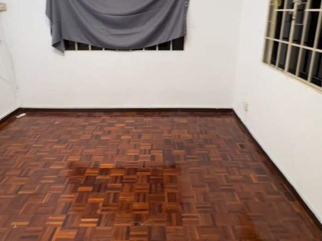 Middle room in Landed Sri Petaling for Rent