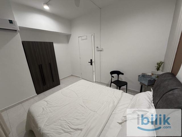 Middle Room @ Kelana Puteri. Next to Paradigm Mall