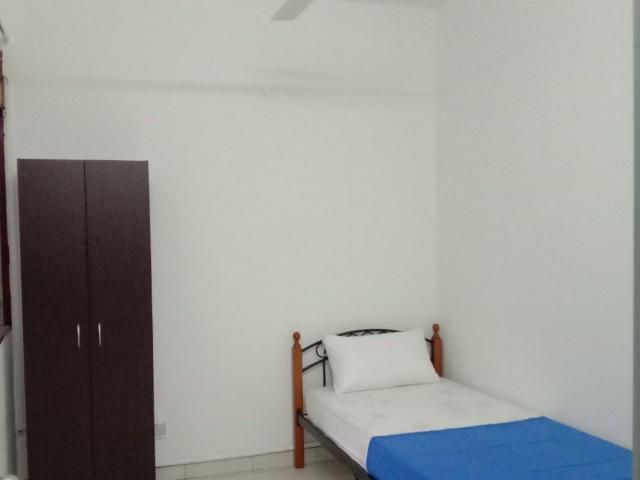 Middle Room, Mentari Court, Blok B, Bandar Sunway