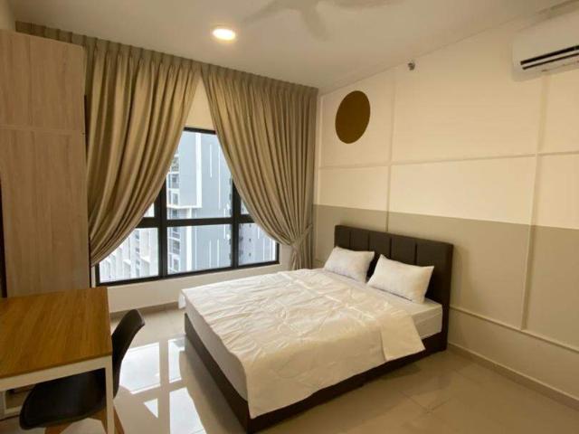 ' Middle Room. Move In July