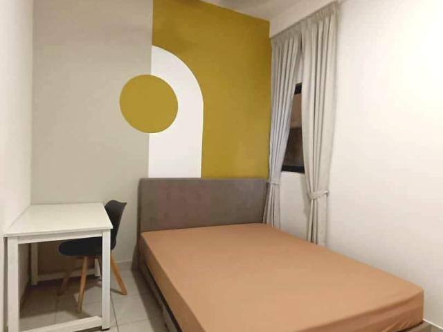 Middle Room Next to MRT