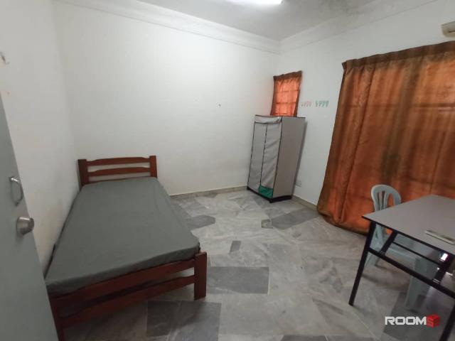 Middle room opposite IOI Mall with ZERO deposit. Near LRT and bus stop