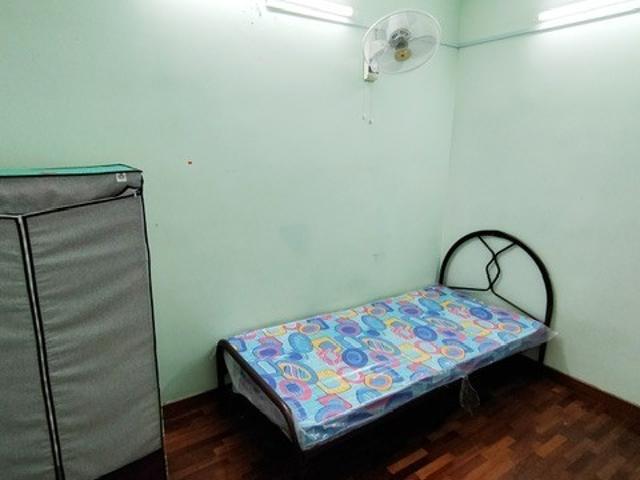 Middle room opposite IOI Mall with ZERO deposit. Near lrt and bus stop