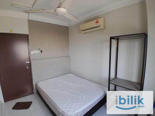 Middle room Queen bed, AC Original