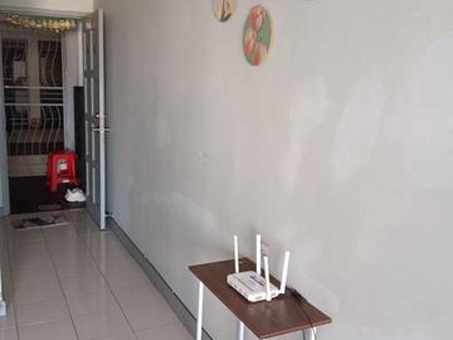 Middle room rental
