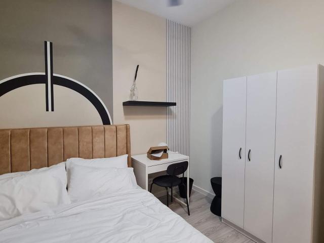Middle Room Ready To Move In I 5 mins to MRT I Grocery Mart Surrounding